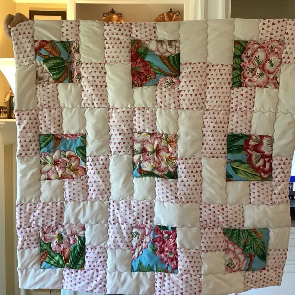 NWT. Hand Craffted Beautiful Floral Print Quilt